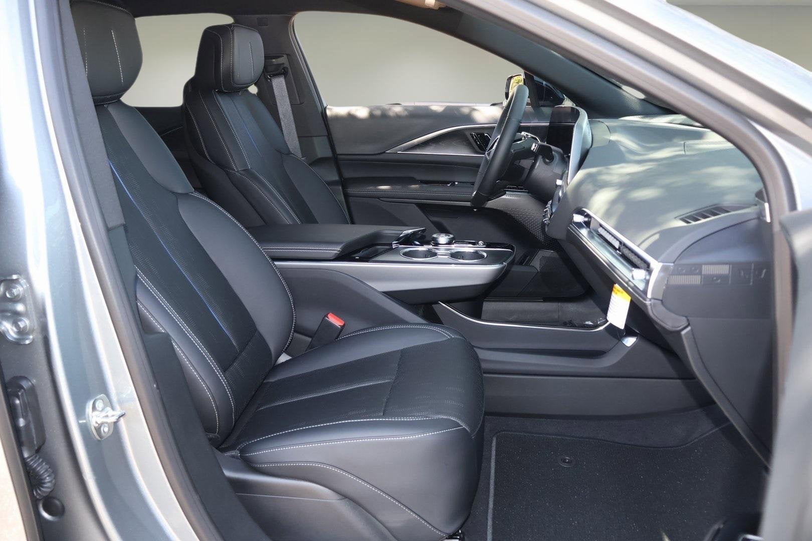 2025 Cadillac LYRIQ Luxury 1