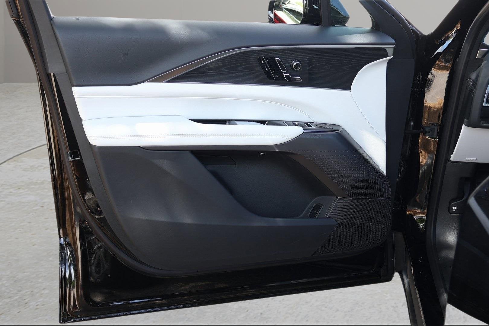 2025 Cadillac LYRIQ Luxury 1