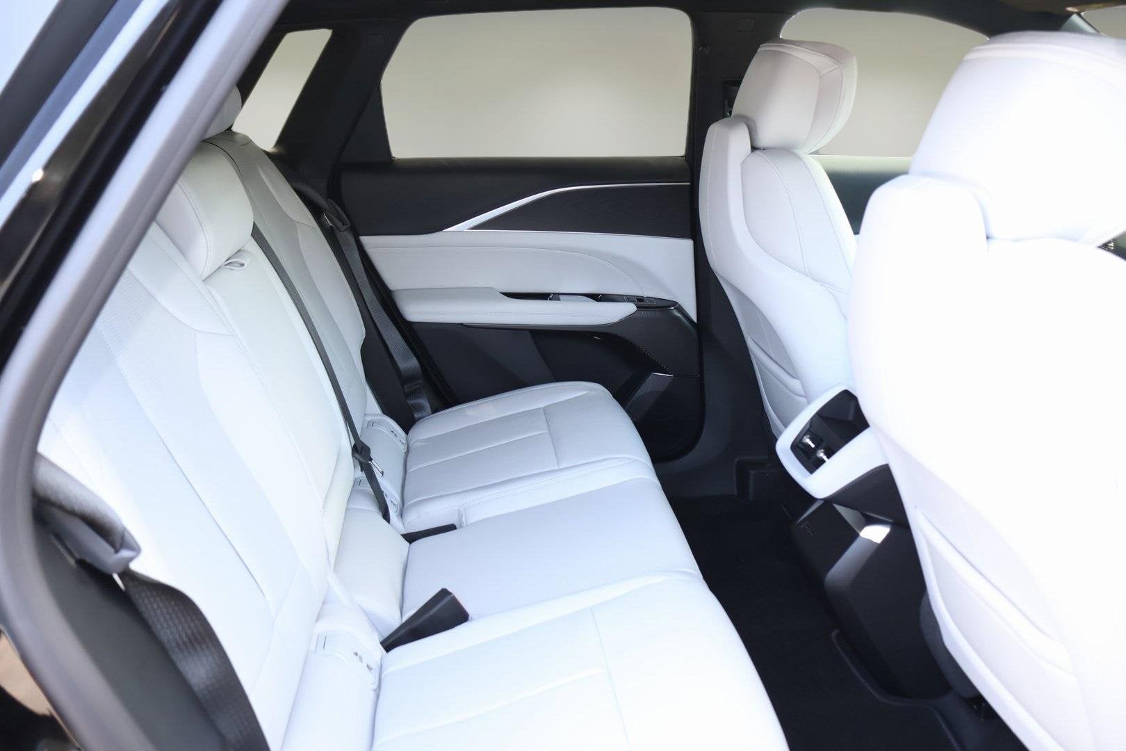 2025 Cadillac LYRIQ Luxury 1