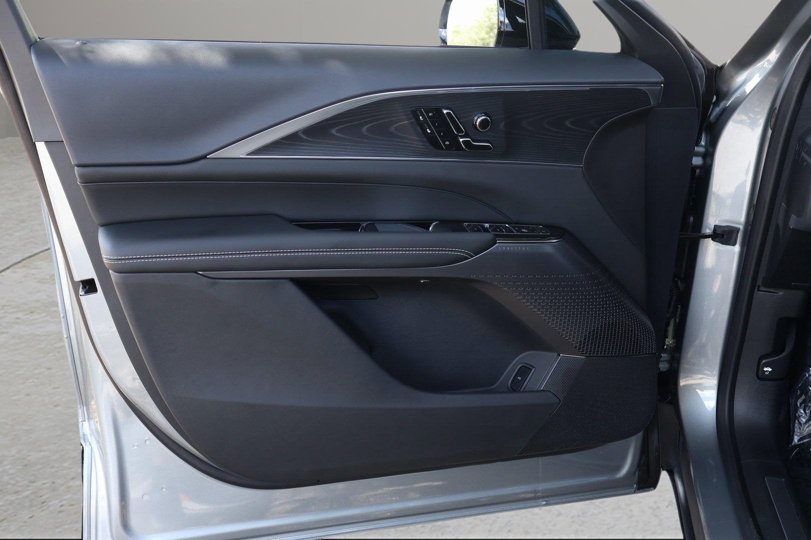 2025 Cadillac LYRIQ Luxury 1