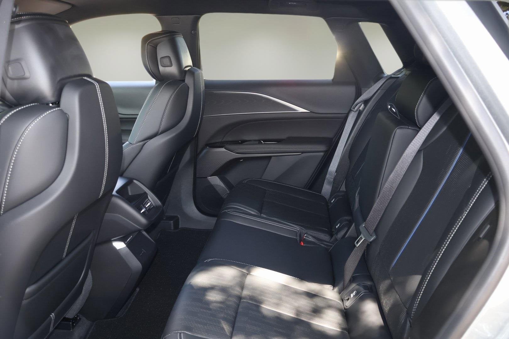 2025 Cadillac LYRIQ Luxury 1