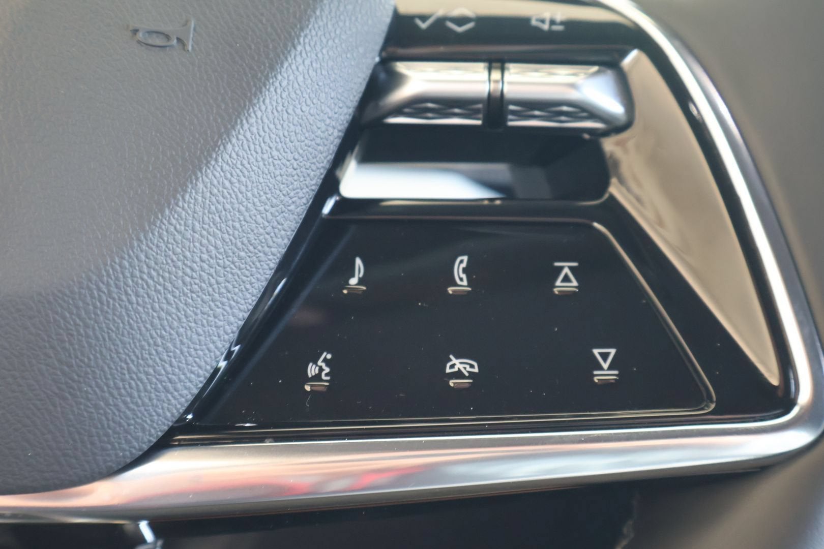 2025 Cadillac OPTIQ Luxury 2