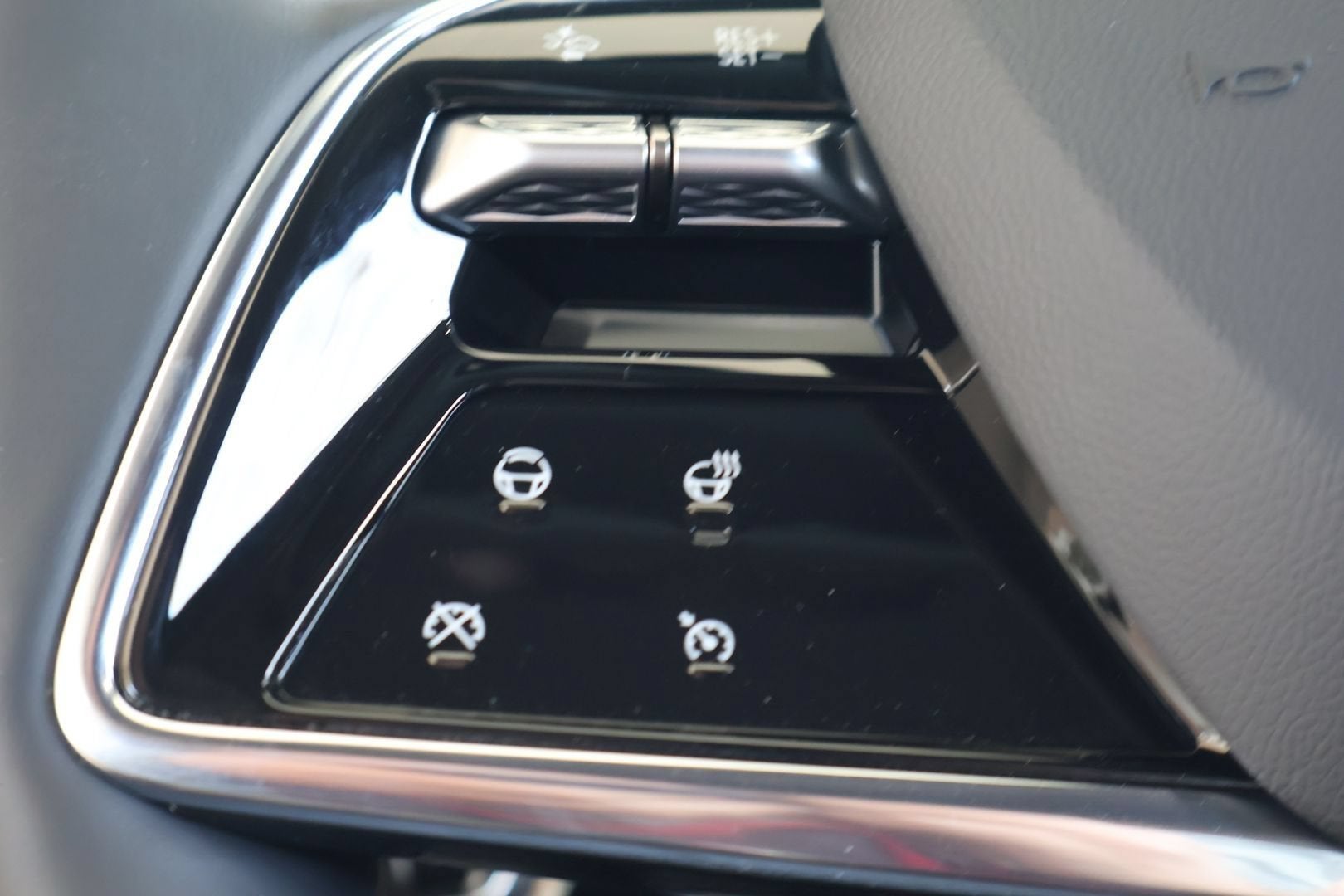 2025 Cadillac OPTIQ Luxury 2