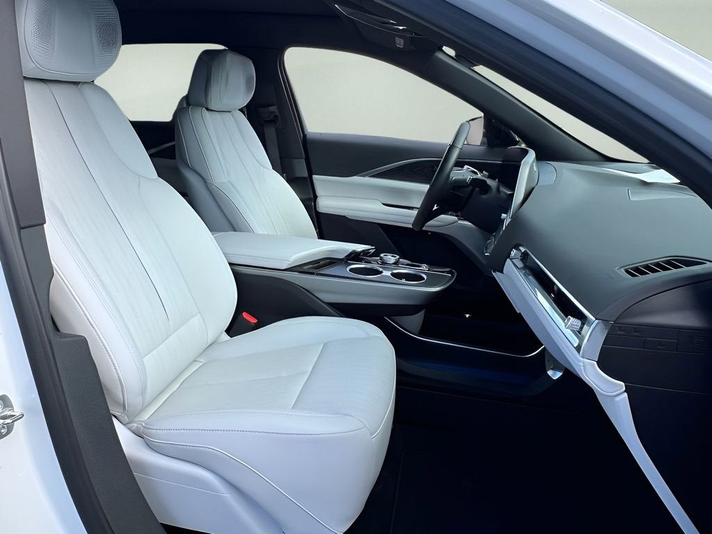 2024 Cadillac LYRIQ Luxury 2